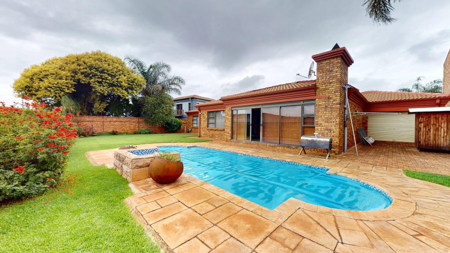 3 Bedroom Property for Sale in Dayanglen Gauteng