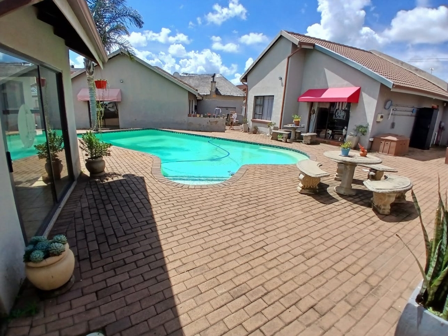 6 Bedroom Property for Sale in Selcourt Gauteng