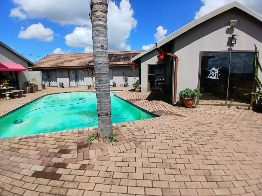 6 Bedroom Property for Sale in Selcourt Gauteng