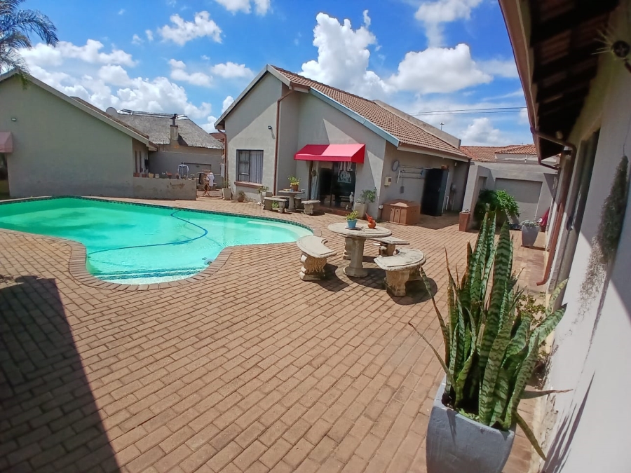 6 Bedroom Property for Sale in Selcourt Gauteng