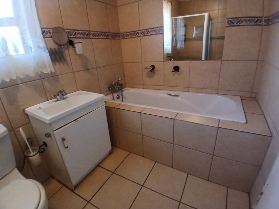 6 Bedroom Property for Sale in Selcourt Gauteng