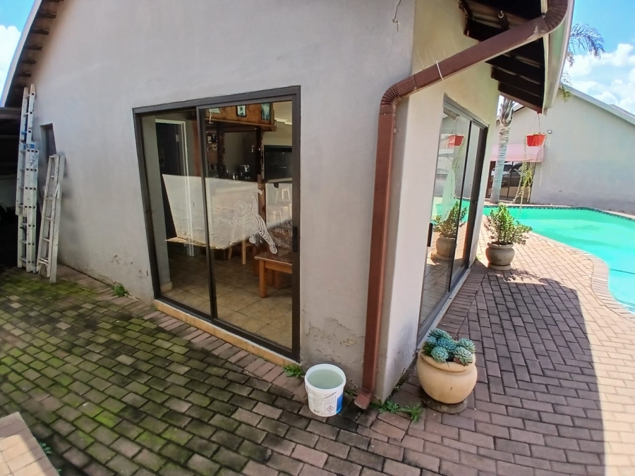 6 Bedroom Property for Sale in Selcourt Gauteng