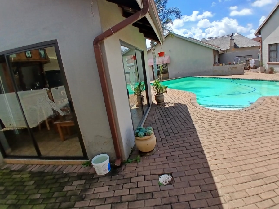 6 Bedroom Property for Sale in Selcourt Gauteng