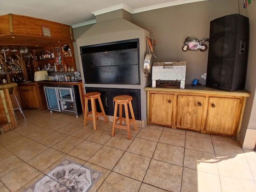 6 Bedroom Property for Sale in Selcourt Gauteng