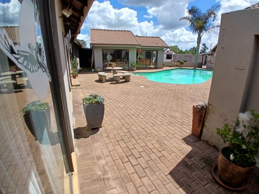 6 Bedroom Property for Sale in Selcourt Gauteng