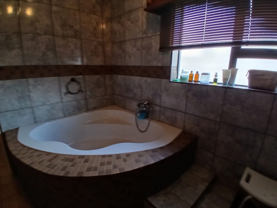 6 Bedroom Property for Sale in Selcourt Gauteng