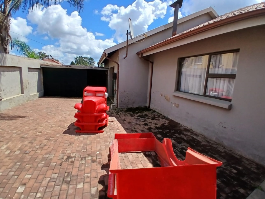6 Bedroom Property for Sale in Selcourt Gauteng