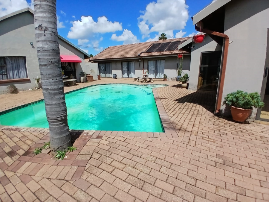 6 Bedroom Property for Sale in Selcourt Gauteng