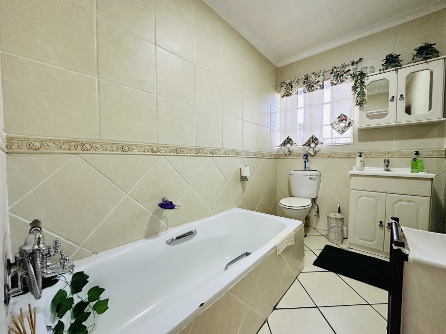 2 Bedroom Property for Sale in Albertsdal Gauteng