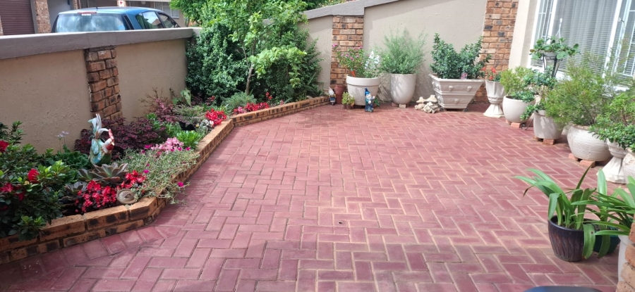 2 Bedroom Property for Sale in Norton Park Gauteng