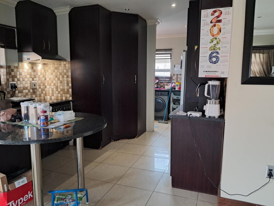 4 Bedroom Property for Sale in Sonneveld Gauteng