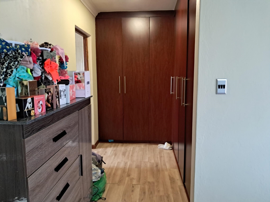 4 Bedroom Property for Sale in Sonneveld Gauteng