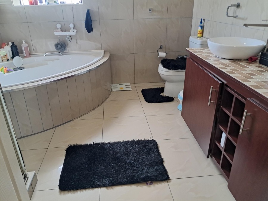 4 Bedroom Property for Sale in Sonneveld Gauteng