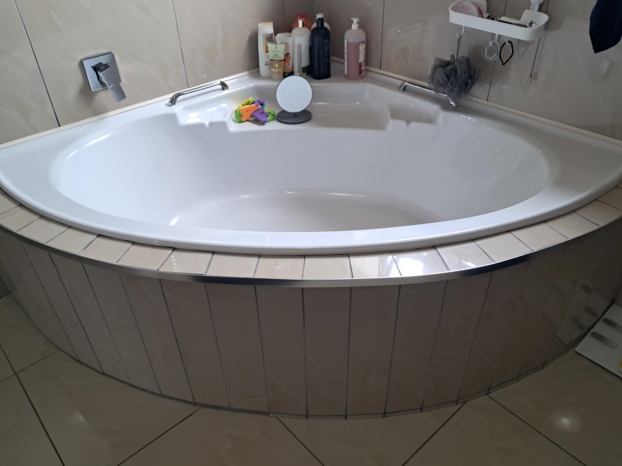 4 Bedroom Property for Sale in Sonneveld Gauteng