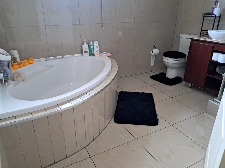 4 Bedroom Property for Sale in Sonneveld Gauteng