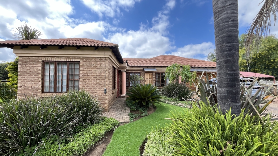 5 Bedroom Property for Sale in Fairlead Gauteng