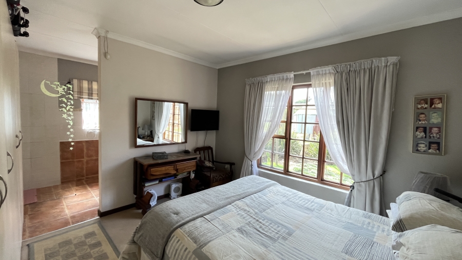 5 Bedroom Property for Sale in Fairlead Gauteng
