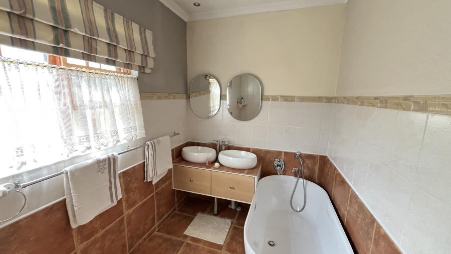 5 Bedroom Property for Sale in Fairlead Gauteng