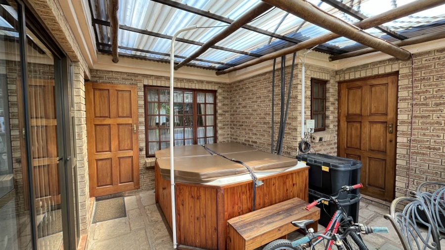 5 Bedroom Property for Sale in Fairlead Gauteng