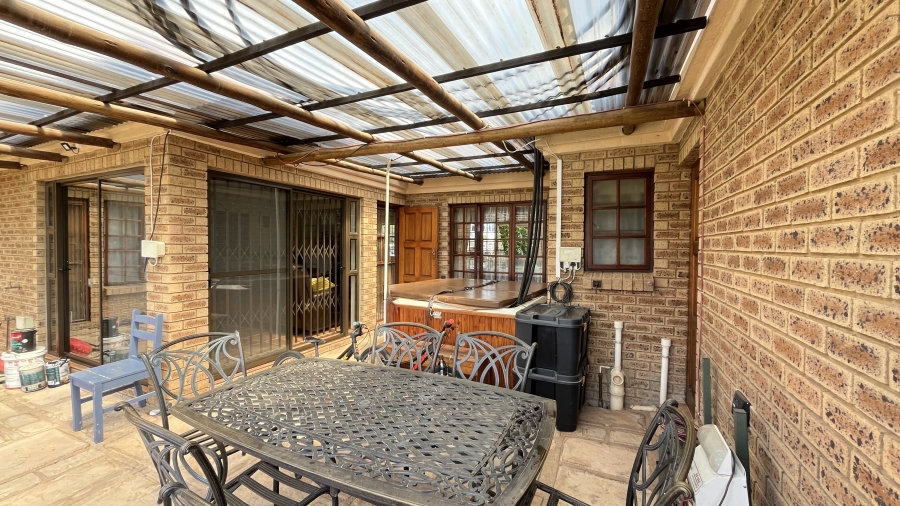 5 Bedroom Property for Sale in Fairlead Gauteng