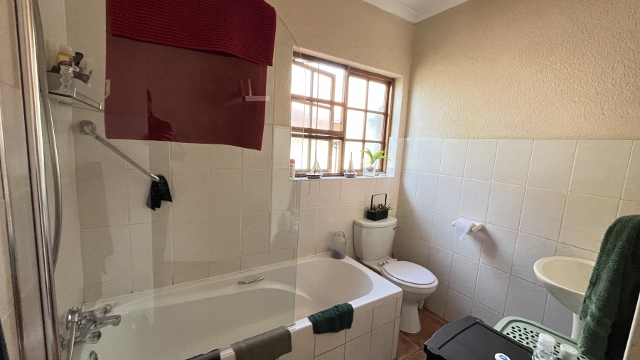 5 Bedroom Property for Sale in Fairlead Gauteng