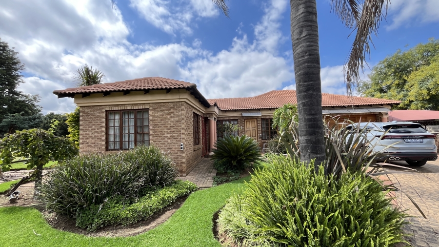 5 Bedroom Property for Sale in Fairlead Gauteng