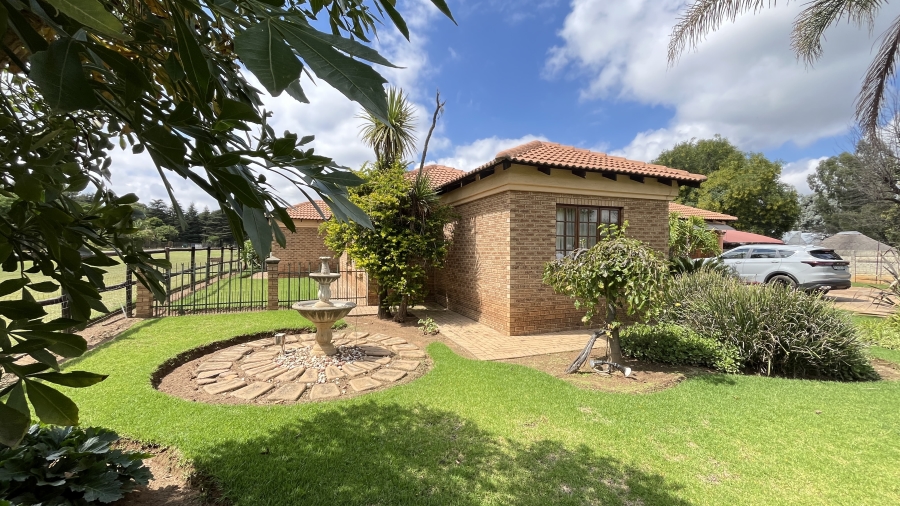 5 Bedroom Property for Sale in Fairlead Gauteng