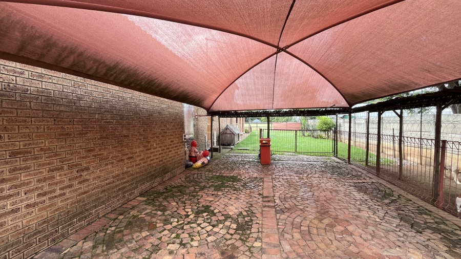 5 Bedroom Property for Sale in Fairlead Gauteng