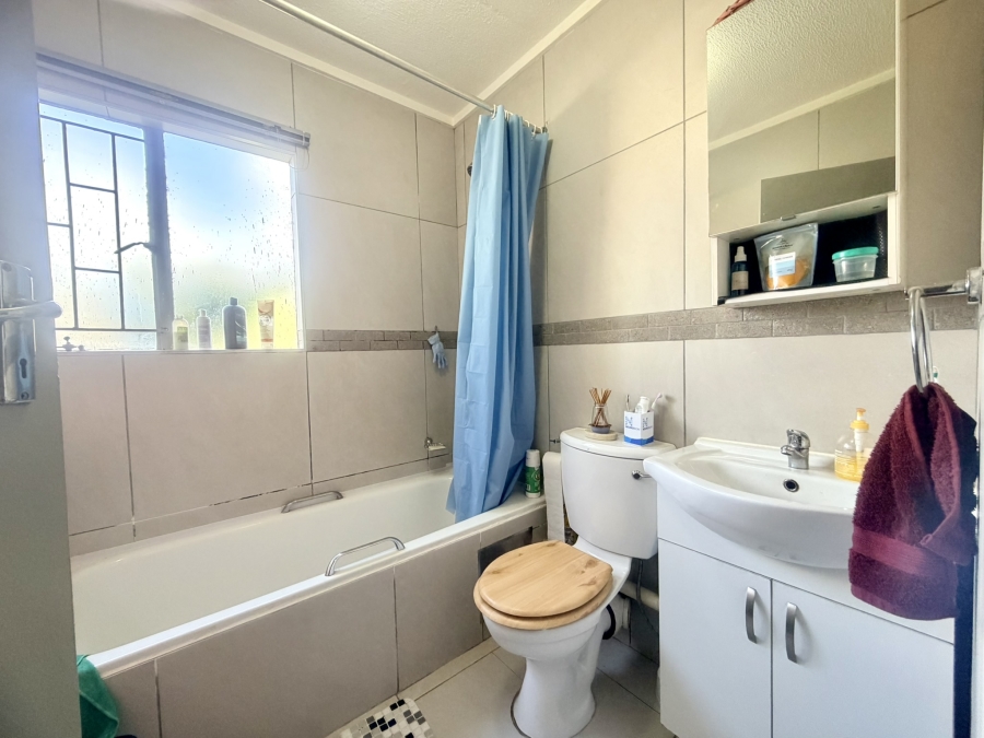 2 Bedroom Property for Sale in Lakefield Gauteng