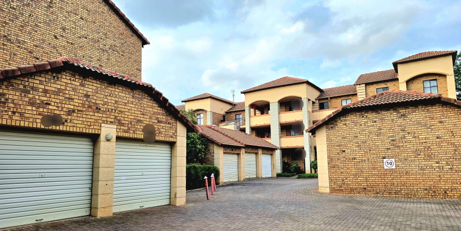 2 Bedroom Property for Sale in Die Hoewes Gauteng