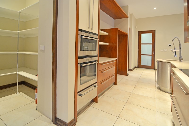 5 Bedroom Property for Sale in Benmore Gardens Gauteng