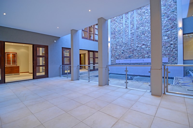 5 Bedroom Property for Sale in Benmore Gardens Gauteng
