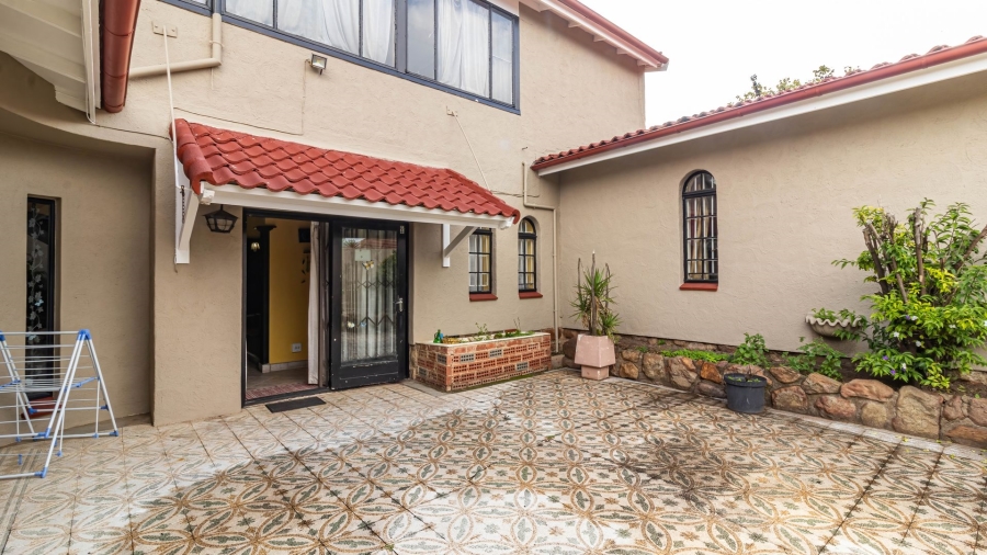8 Bedroom Property for Sale in Oakdene Gauteng