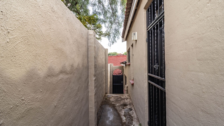 8 Bedroom Property for Sale in Oakdene Gauteng