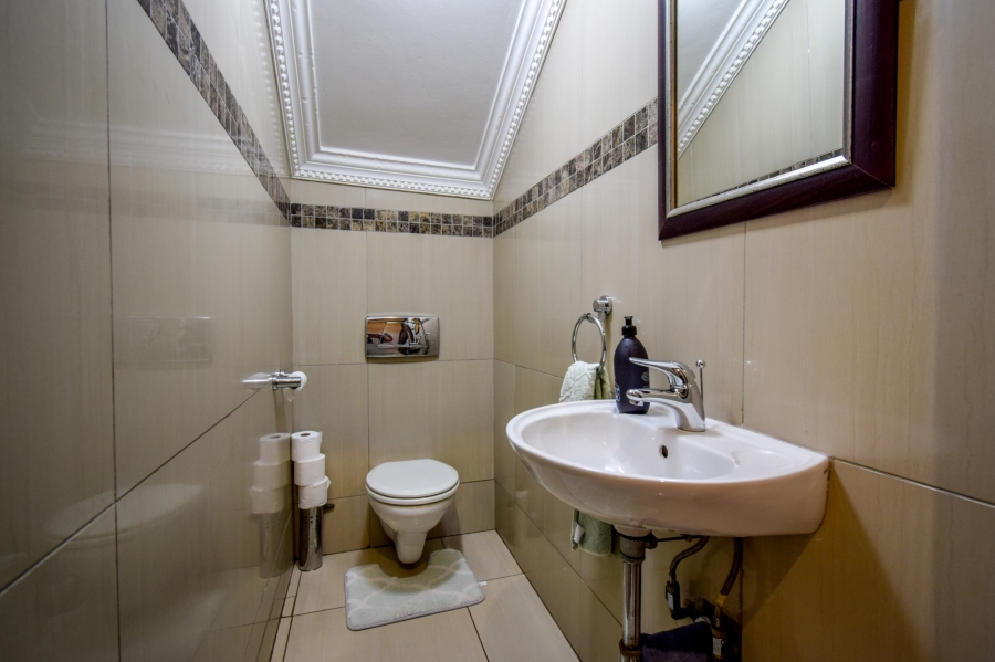 5 Bedroom Property for Sale in Willow Acres Gauteng