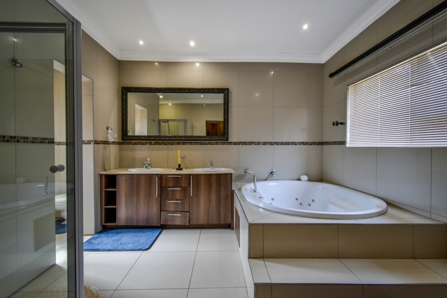 5 Bedroom Property for Sale in Willow Acres Gauteng