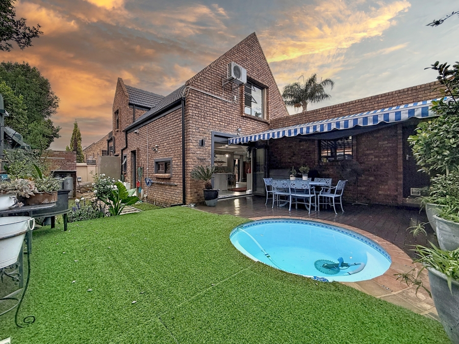4 Bedroom Property for Sale in Faerie Glen Gauteng