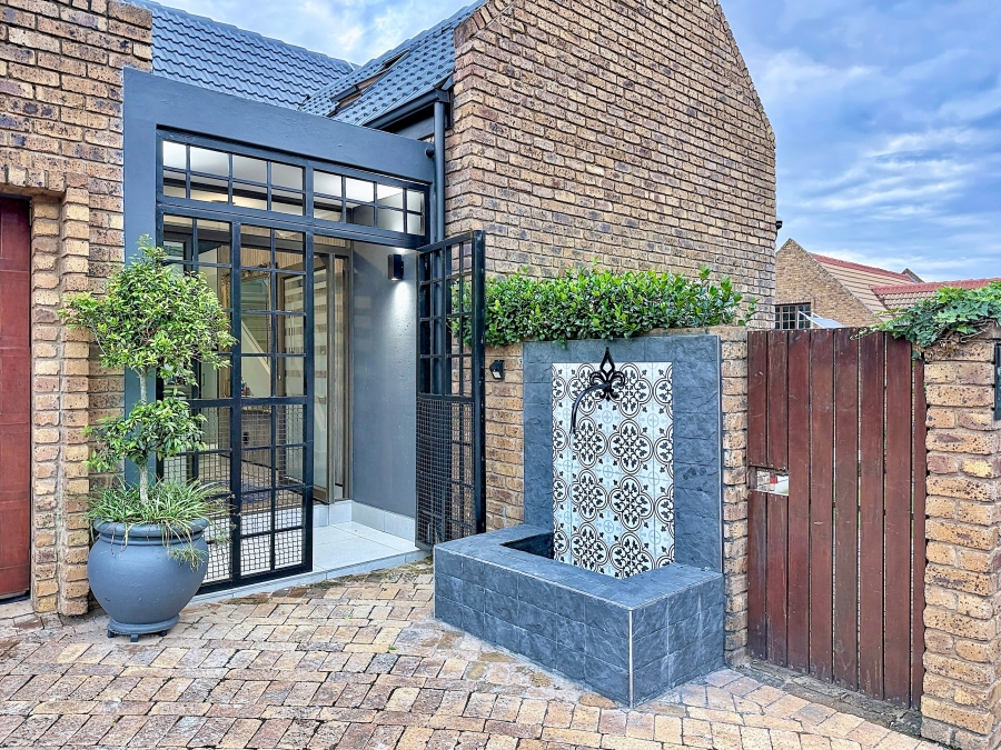 4 Bedroom Property for Sale in Faerie Glen Gauteng