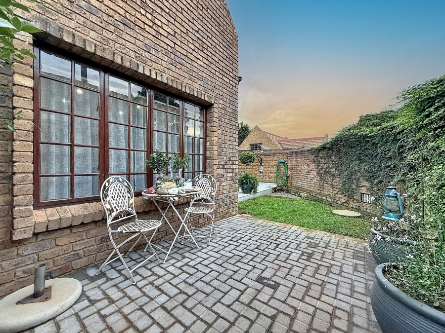 4 Bedroom Property for Sale in Faerie Glen Gauteng