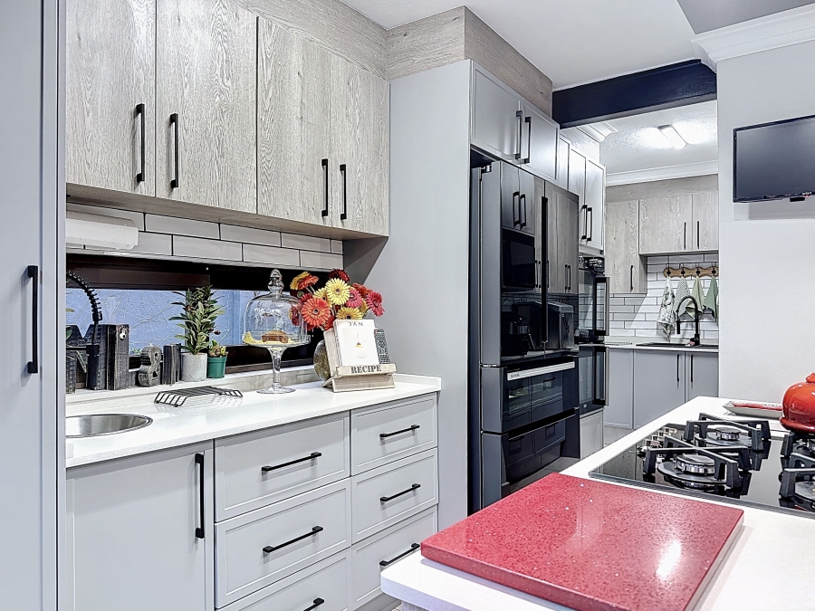 4 Bedroom Property for Sale in Faerie Glen Gauteng