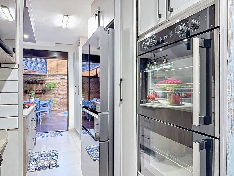 4 Bedroom Property for Sale in Faerie Glen Gauteng