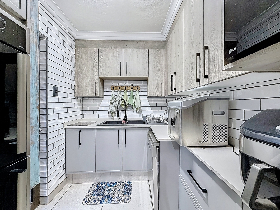 4 Bedroom Property for Sale in Faerie Glen Gauteng