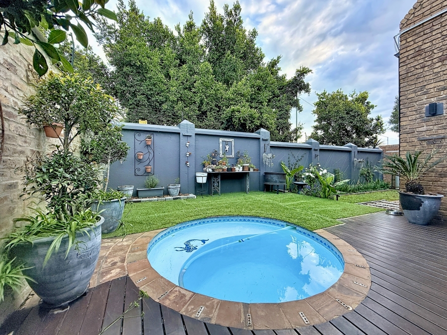 4 Bedroom Property for Sale in Faerie Glen Gauteng