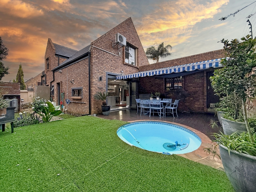 4 Bedroom Property for Sale in Faerie Glen Gauteng