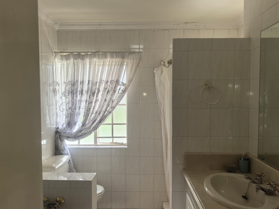4 Bedroom Property for Sale in Roodekrans Gauteng