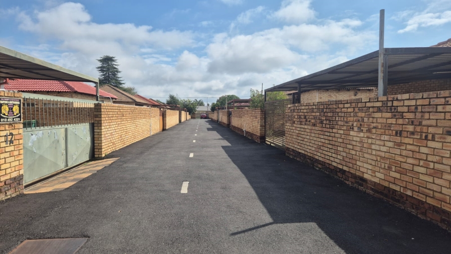 2 Bedroom Property for Sale in Robinpark Gauteng