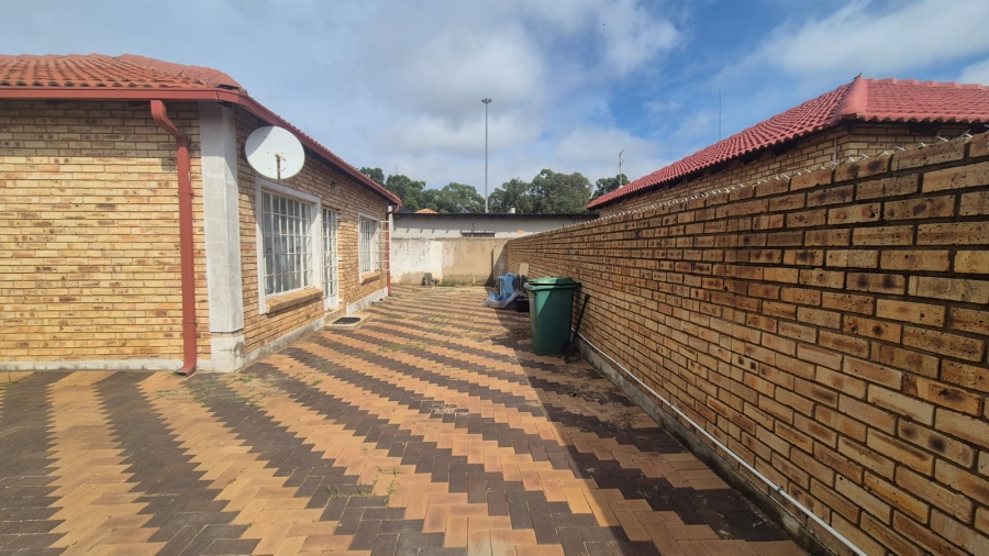 2 Bedroom Property for Sale in Robinpark Gauteng
