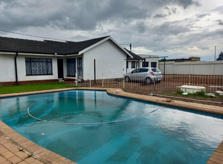 3 Bedroom Property for Sale in Debonair Park Gauteng