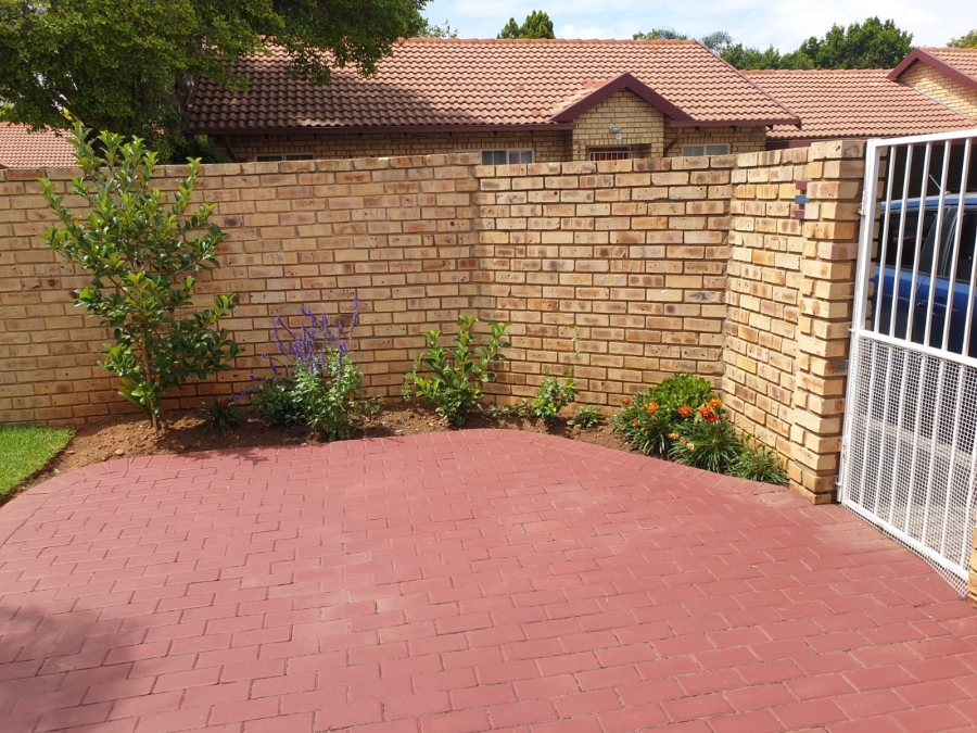 To Let 2 Bedroom Property for Rent in Faerie Glen Gauteng