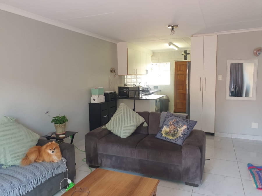 To Let 2 Bedroom Property for Rent in Faerie Glen Gauteng